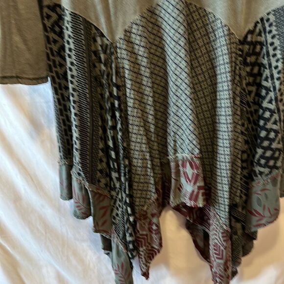 Indigo Trade Co. “greige”swing top w/shark bite hem - Picture 5 of 5